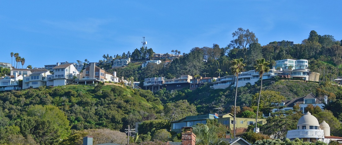 Housing in La Jolla by Daniel Gimbel from Unsplash