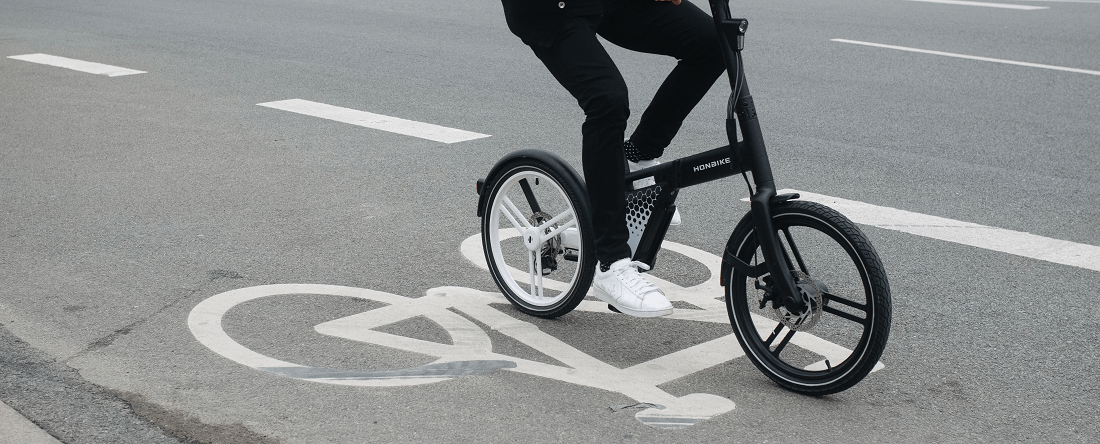 Man cycling to work by Honbike