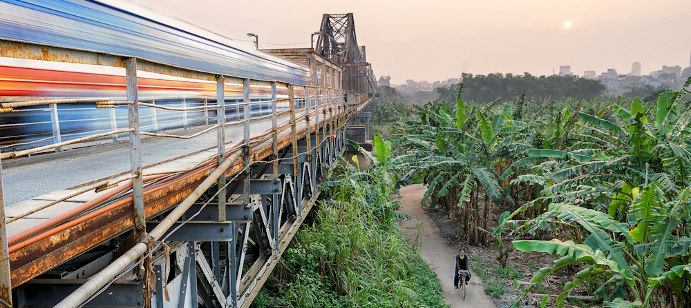Train in Cầu Long Biên, Hanoi, by Hoach Le Dinh on Unsplash