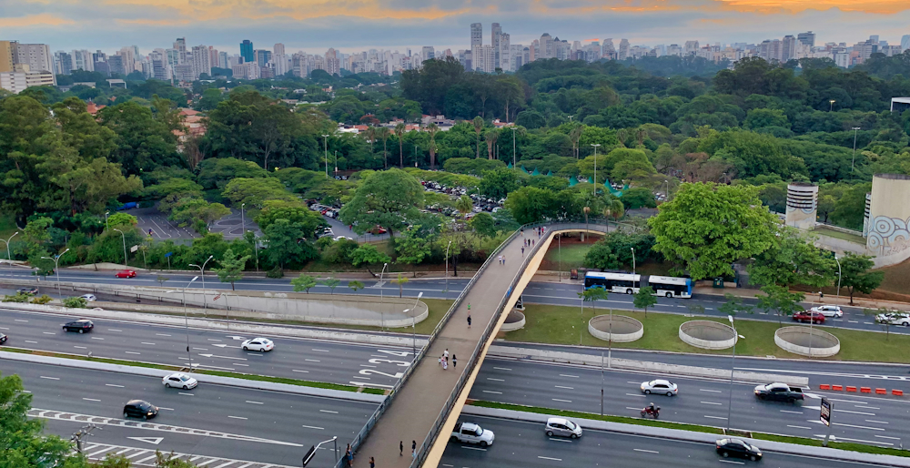 Traffic on Avenida 23 de Maio, São Paulo, by Davi Costa on Unsplash
