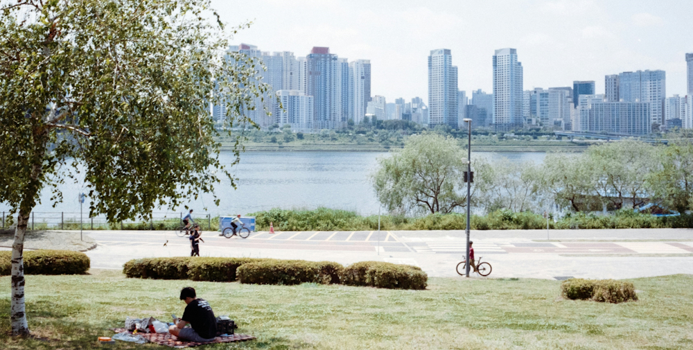 Hangang Park in Seoul by Chansu Shin on Unsplash